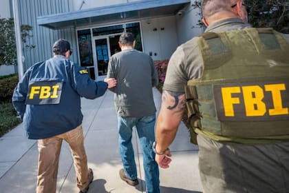 El FBI arresta a un jugador y a un entrenador de la NBA en operativos vinculados a apuestas ilegales (imagen ilustrativa)