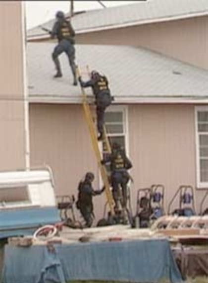El FBI ataca la quinta de Waco