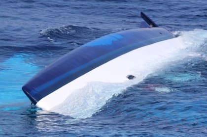 El FBI dijo que las portillas del catamarán habían sido abiertas y el casco se había dañado desde dentro, en un intento por hundir el barco