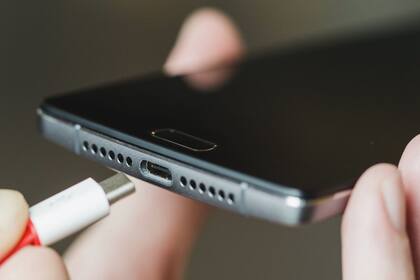 El FBI explicó por qué no hay que usar estaciones de carga en aeropuertos, hoteles o shoppings.