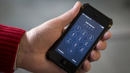El FBI le solicita a Apple que desarrolle un sistema alternativo para acceder a los contenidos encriptados en el iPhone del atacante del tiroteo de San Bernardino