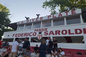La ciudad de los estadios a cada paso: tribunas de madera, mates, tortas fritas y un parque de diversiones