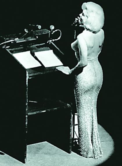 El feliz cumpleaños más famoso: ''''Hubo un suspiro colectivo. Entonces Marilyn comenzó a cantar''''. recuerda el fotógrafo Bill Ray; quien capturó un momento único