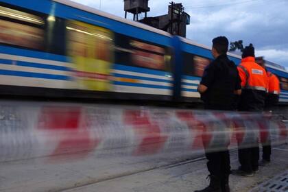 El femicida se suicidó al arrojarse en las vías del tren Sarmiento, en Merlo