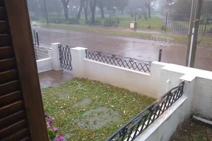El fenómeno afectó hoy a varias localidades del conurbano bonaerense (en la imagen, el granizo en Villa Ballester)