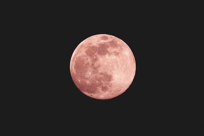 El fenómeno astronómico de la Luna Rosa, la primera luna llena de la primavera boreal, ocurrirá este 1° de abril