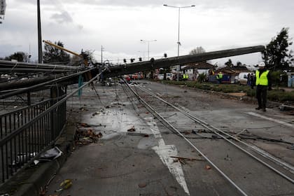 El fenómeno climático es inusual en este país sudamericano; los vientos alcanzaron velocidades de hasta 100 kilómetros por hora