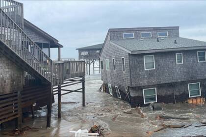 El fenómeno climático que afecta a Carolina del Norte podría extenderse hacia otras zonas costeras y provocaría derrumbes de las casas