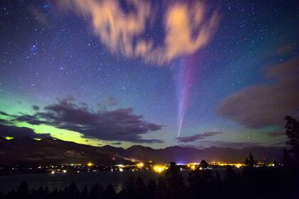 El fenómeno conocido como STEVE despierta muchos interrogantes, pero hay una certeza: no es una aurora normal, y algunos piensan que tal vez no sea una aurora en absoluto