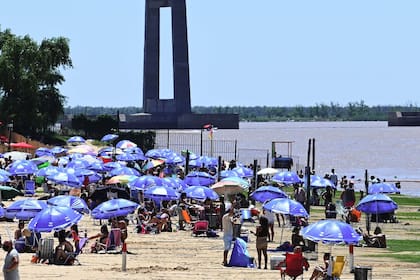 El fenómeno en el Paraná obedece a las fuertes lluvias en Brasil; complicaciones para los turistas
