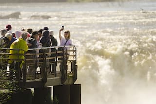 Cierran por tiempo indeterminado la Garganta del Diablo por una drástica crecida del río