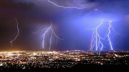 El fenómeno que pesa sobre el AMBA puede provocar ráfagas de viento y hacer más persistentes las tormentas