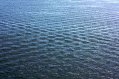 El fenómeno suele ocurrir en las profundidades del mar y no presentar un peligro; sin embargo, su aparición en la superficie es señal de alarma