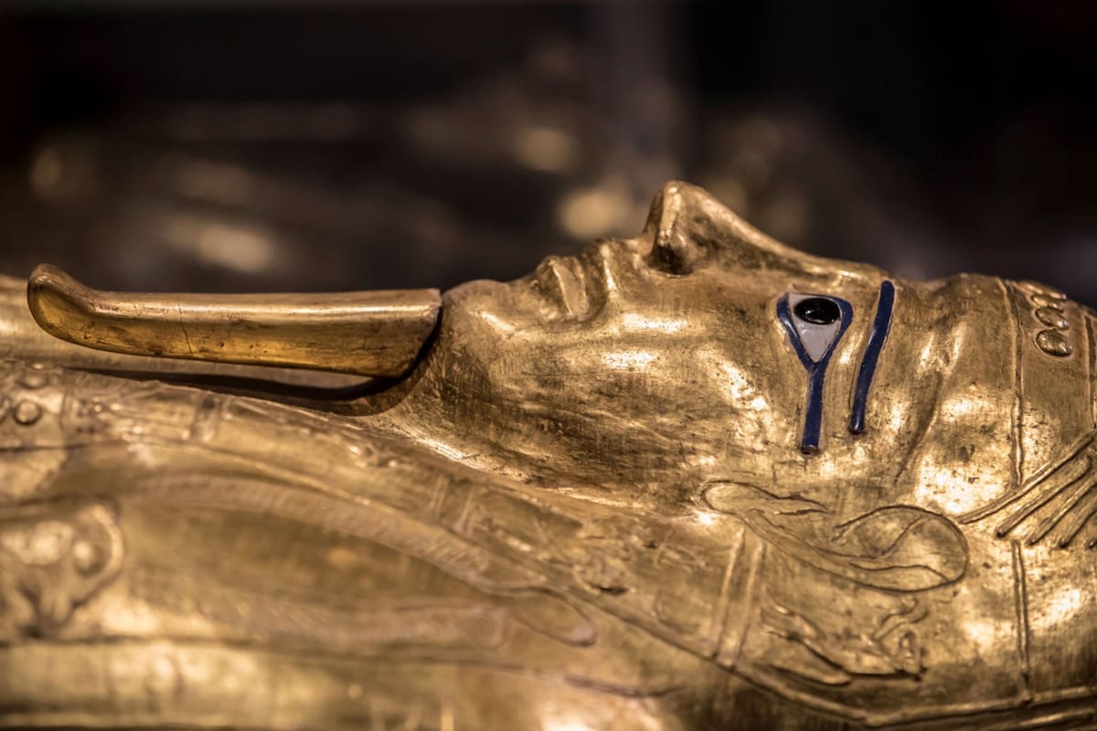 El féretro con incrustaciones de oro y piedras preciosas del alto sacerdote egipcio Nedjemankh, perteneciente al siglo I a.C.