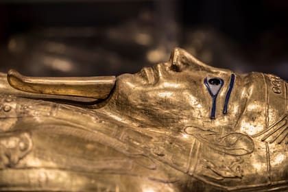 El féretro con incrustaciones de oro y piedras preciosas del alto sacerdote egipcio Nedjemankh, perteneciente al siglo I a.C.