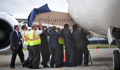 El féretro con los restos de Facundo Cabral, al ser cargado al avión mexicano que lo repatriará desde Guatemala