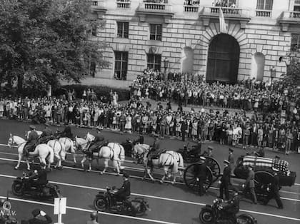 El féretro de Roosevelt fue transportado por las calles de la capital, con una multitud de ciudadanos rindiéndole homenaje. Su muerte marcó el fin de una era. Había guiado al país por la Gran Depresión y la Segunda Guerra Mundial, y fue el único presidente elegido cuatro veces.