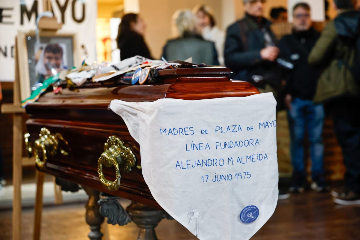 El féretro de Taty Almeida, con el pañuelo en homenaje a su hijo desaparecido que ella solía lucir