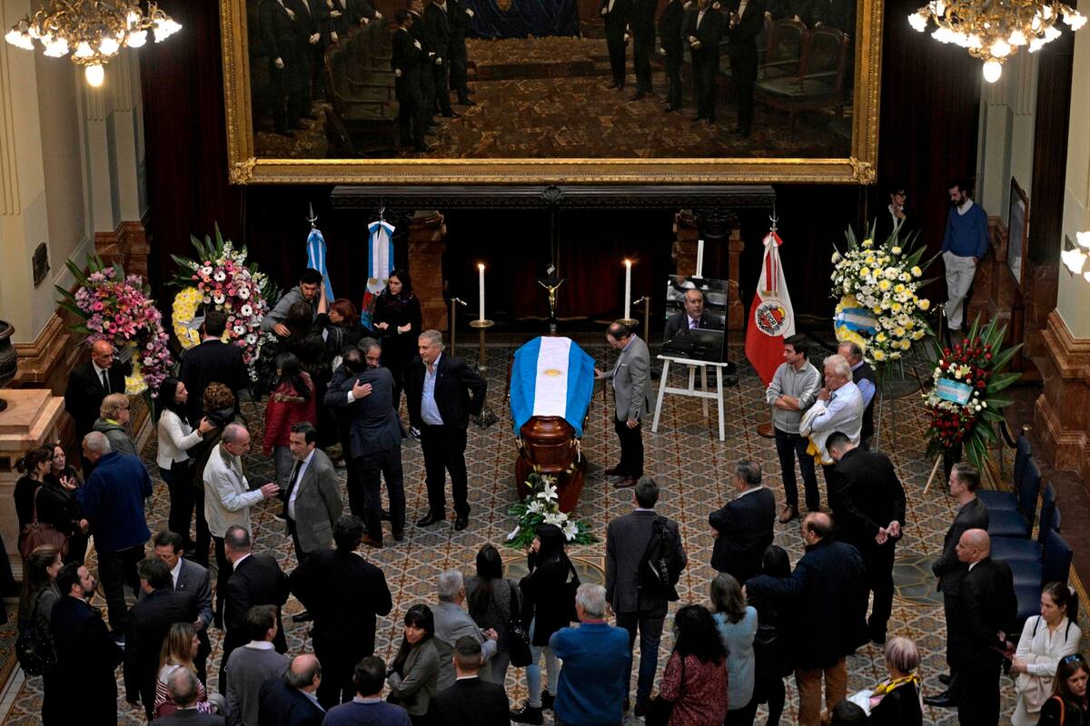 El féretro fue flanqueado por las banderas nacional, de La Rioja y de la UCR