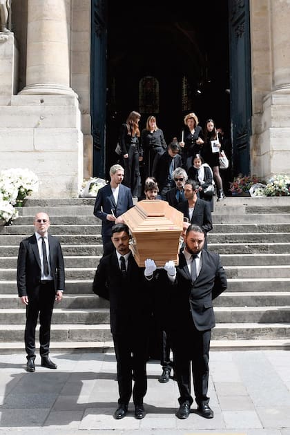 El féretro rumbo al cementerio Père Lachaise de la capital francesa. Detrás, los nietos de Jane Birkin: Ben y Alice Attal, Marlowe Mitchell y Roman de Kermadec.
