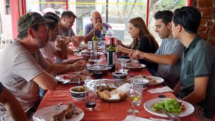 El fernet se toma en sociedad. Sobre todo después de un asado. Y eso fue exactamente a lo que nos invitaron nuestro amables guías cordobeses