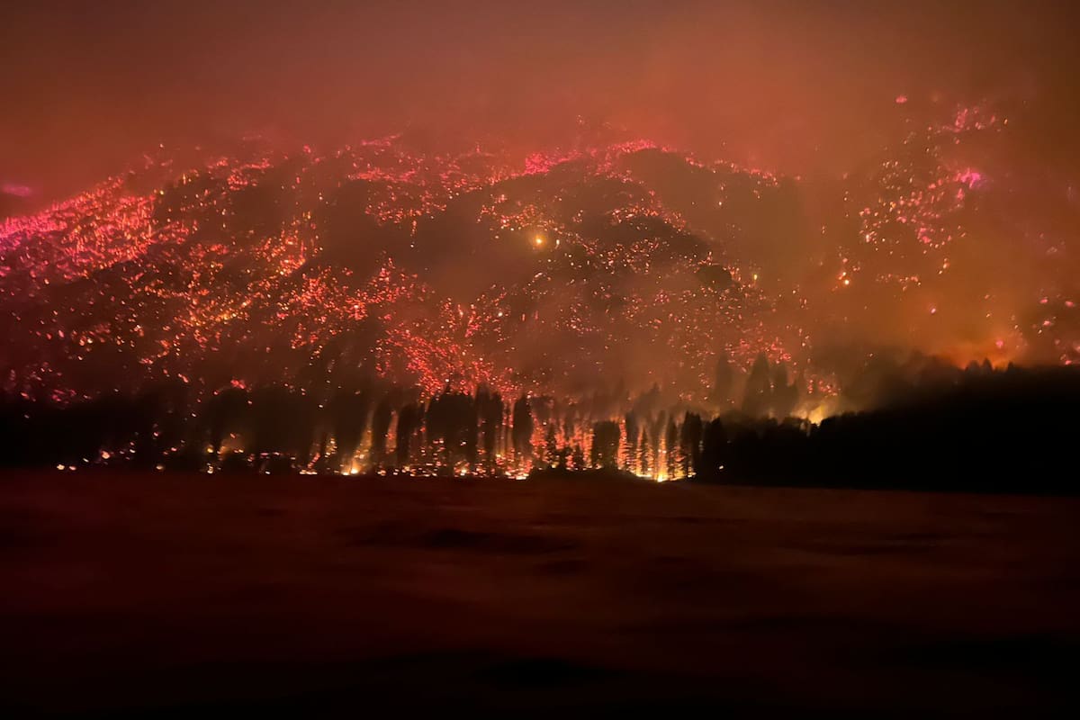 El feroz avance del fuego por el cerro Pirque