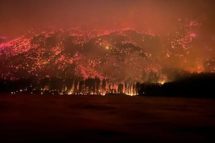 El feroz avance del fuego por el cerro Pirque