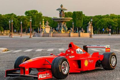 El Ferrari F300 que condujo Michael Schumacher en cuatro triunfos en la F1 fue vendido en Monterey, California