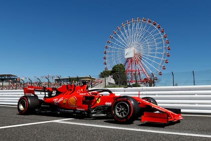 El Ferrari número 5, de Sebastian Vettel, descansa tras conseguir la mejor posición de largada para la carrera de esta madrugada argentina en Japón.