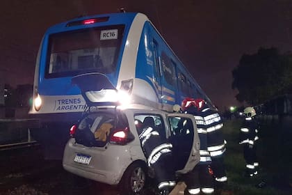 El ferrocarril Sarmiento operaba esta mañana con un servicio reducido entre Moreno y Liniers luego de que una formación embistiera a un auto que pasó con la barrera baja en la estación Vila Luro.