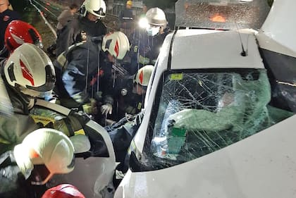 El conductor del auto quedó atrapado en el habitáculo