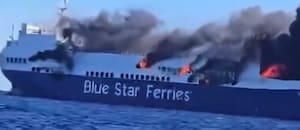 Evacuaron a 29 personas por el incendio de un ferry en Grecia