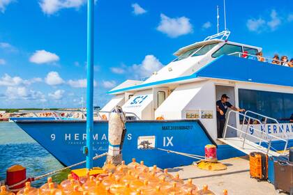 El ferry que transporta a los turistas desde el puerto de Chiquilá hasta Holbox cuesta 11 dólares por pasajero.