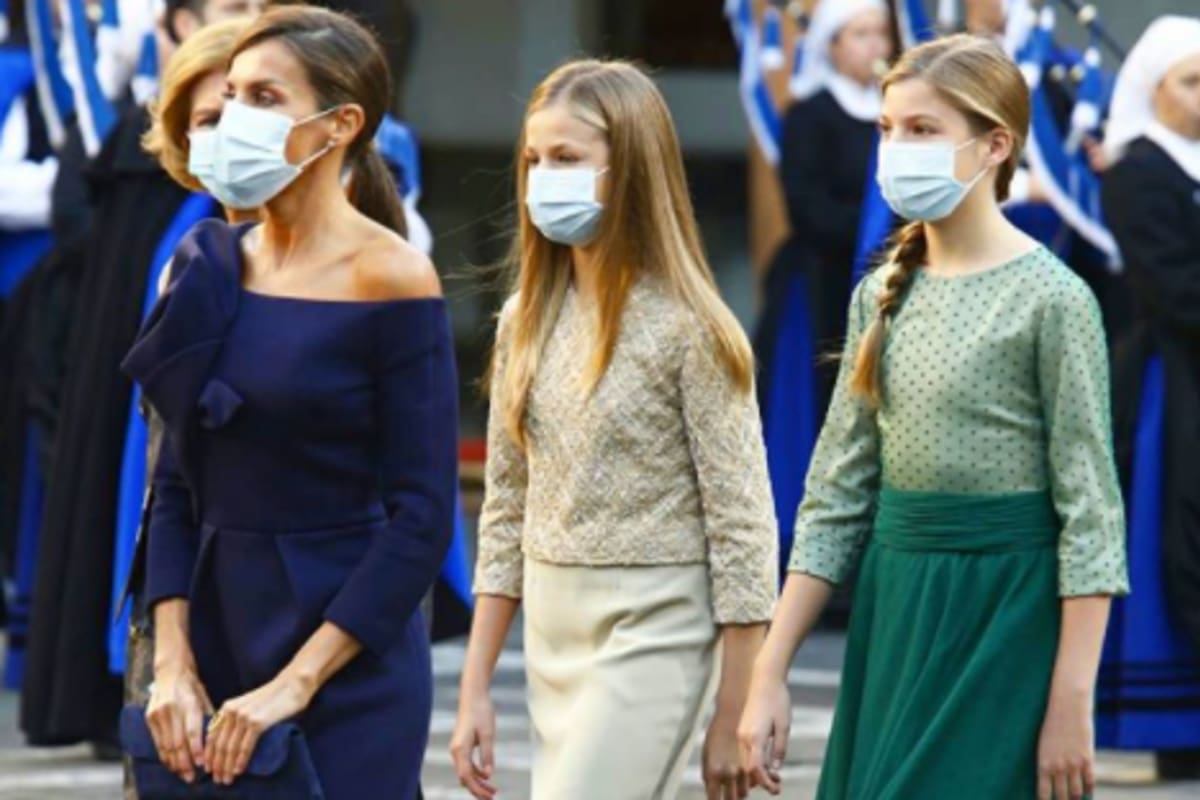 El fervor por el deber de la reina se transforma en una serie de disciplinadas reglas para sus hijas a pesar de ya no ser unas niñas