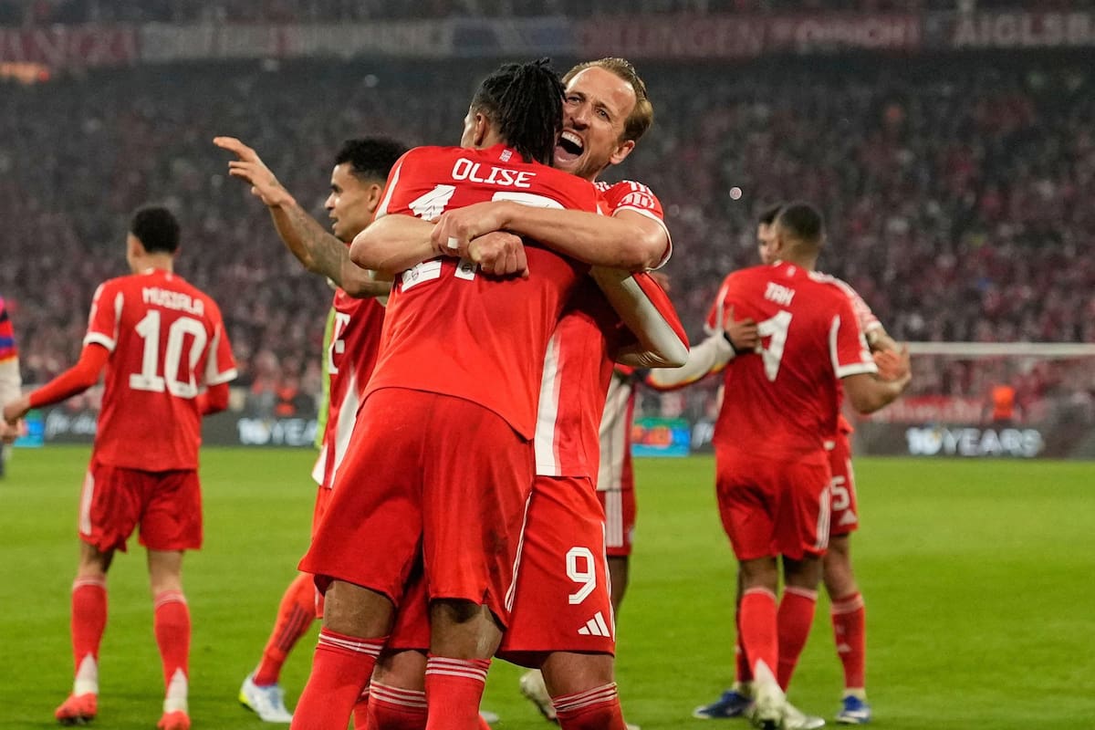 El fervoroso abrazo entre Olise y Kane, cada uno autor de un gol en la victoria de Bayern Munich