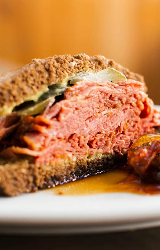 El festejado sándwich de pastrami de La Crespo.