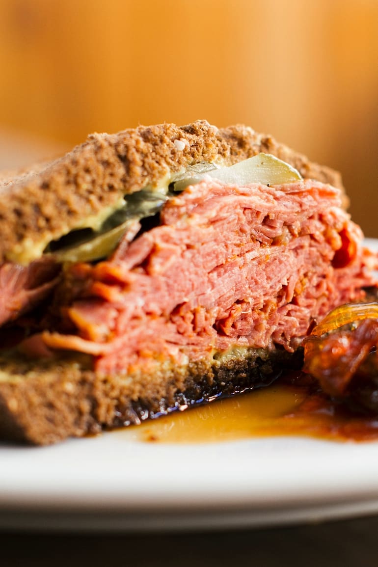 El festejado sándwich de pastrami de La Crespo.
