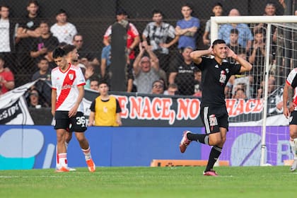 El festejo a lo Topo Gigio de Alan Enzo Barrionuevo, que anotó con un gran cabezazo el 1-0 de Deportivo Riestra ante River