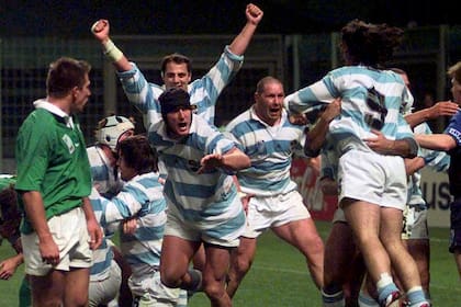 El festejo alocado de los Pumas: tras 15 minutos a pura defensa, se quedaron con el triunfo ante Irlanda en el Mundial 1999