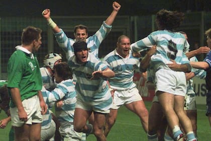 El festejo alocado de los Pumas: tras 15 minutos a pura defensa, se quedaron con el triunfo ante Irlanda en el Mundial 1999