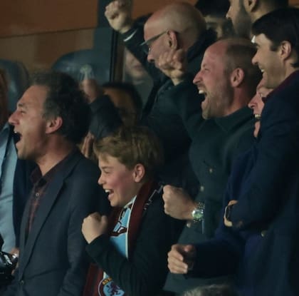 El festejo alocado de William con su hijo Jorge tras el gol de Aston Villa