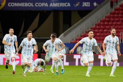 El festejo argentino luego de vencer en la tanda de penales a Colombia por la semifinal de la Copa América.