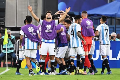 El festejo argentino tras el gol de Gondou a Brasil