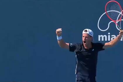 El festejo: brazos en alto para Diego Schwartzman tras vencer al francés Adrian Mannarino en el Miami Open.