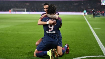 Di María y Cavani, abrazados en PSG