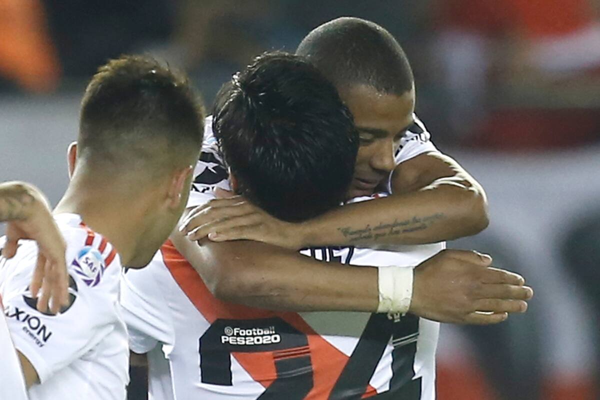 El festejo con De la Cruz, autor del primer gol