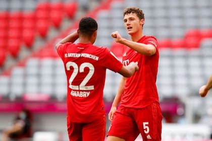El festejo con distanciamiento social entre Benjamin Pavard y Serge Gnabry luego del primer gol de Bayern Munich en el partido con Fortuna Dusseldorf.