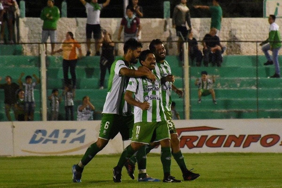 El festejo con Fondacaro (con la 11) tras su golazo de tiro libre