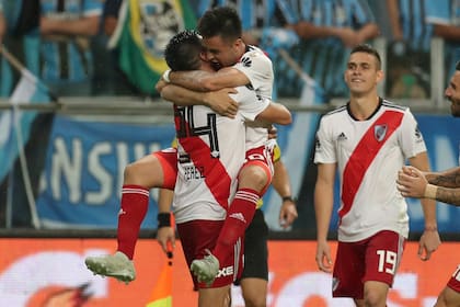 El festejo con Pity Martínez, ante Gremio