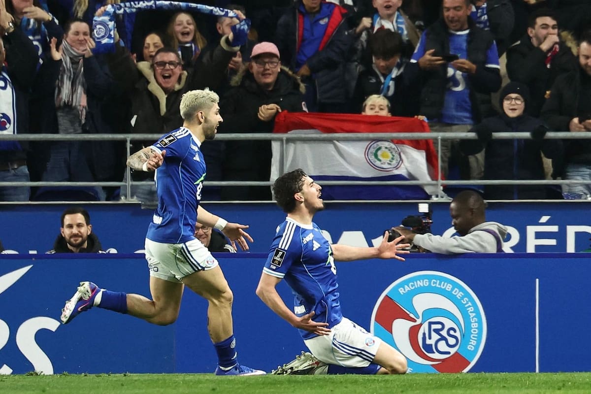 El festejo con rodillas en el césped de Joaquín Panichelli, que abrió el marcador para Racing, de Estrasburgo, frente a Lens por la liga de Francia.